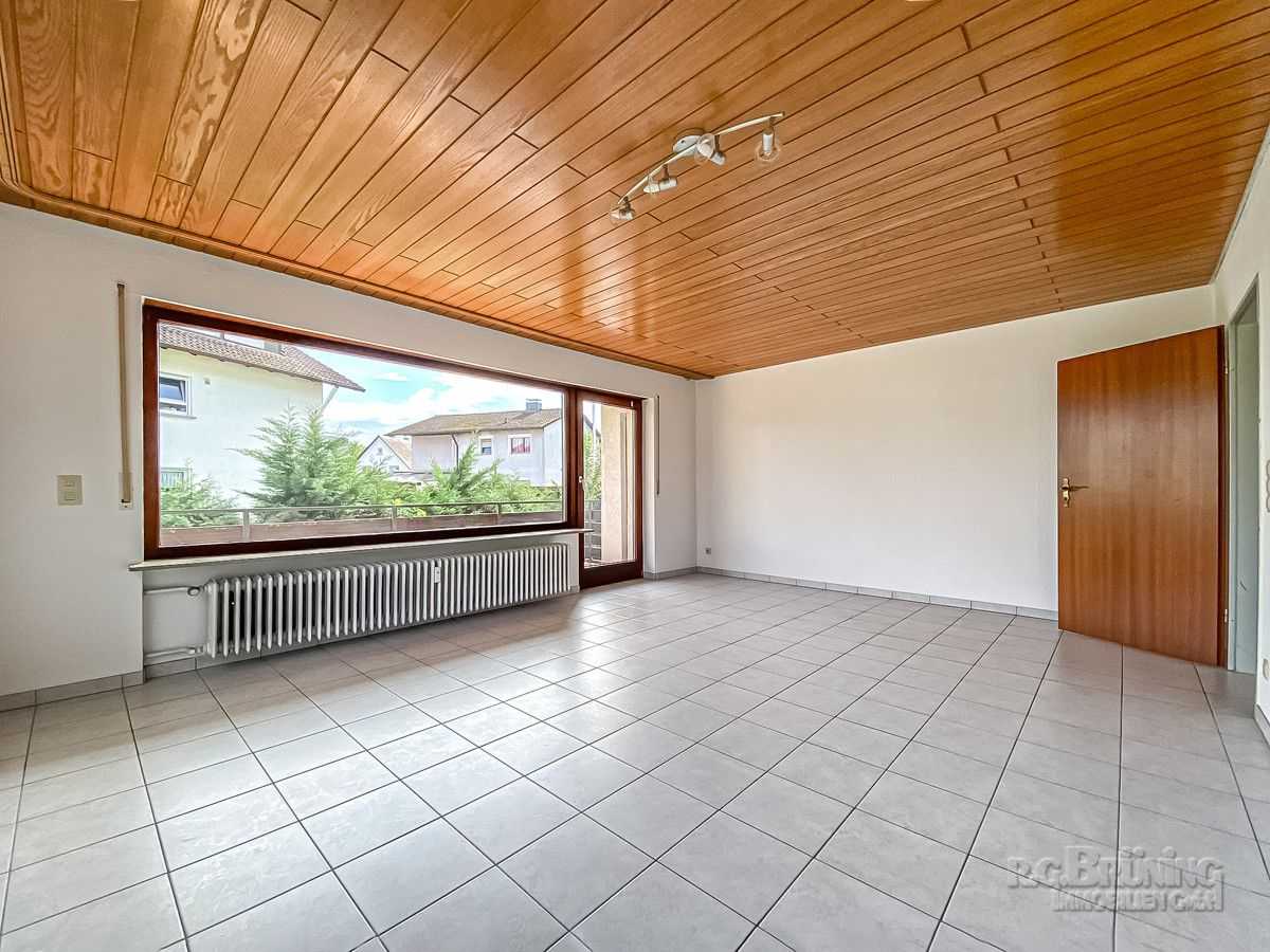 Salle de séjour lumineuse avec balcon sud-est