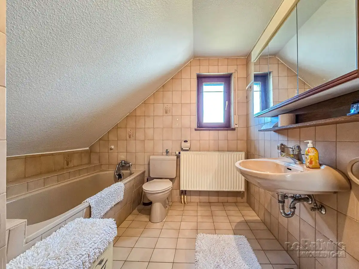 Tageslichtbad mit Wanne im DG