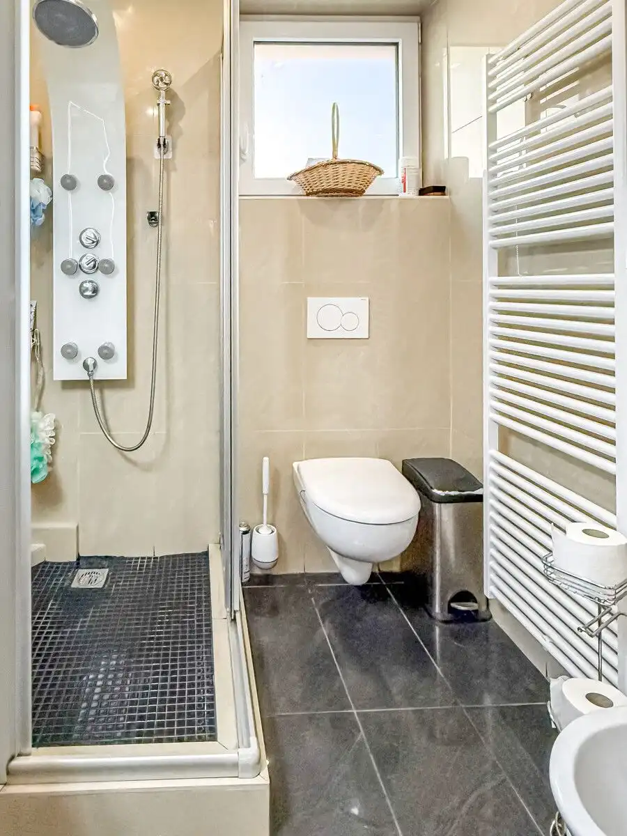 WE 1 | Duschbad mit Fenster