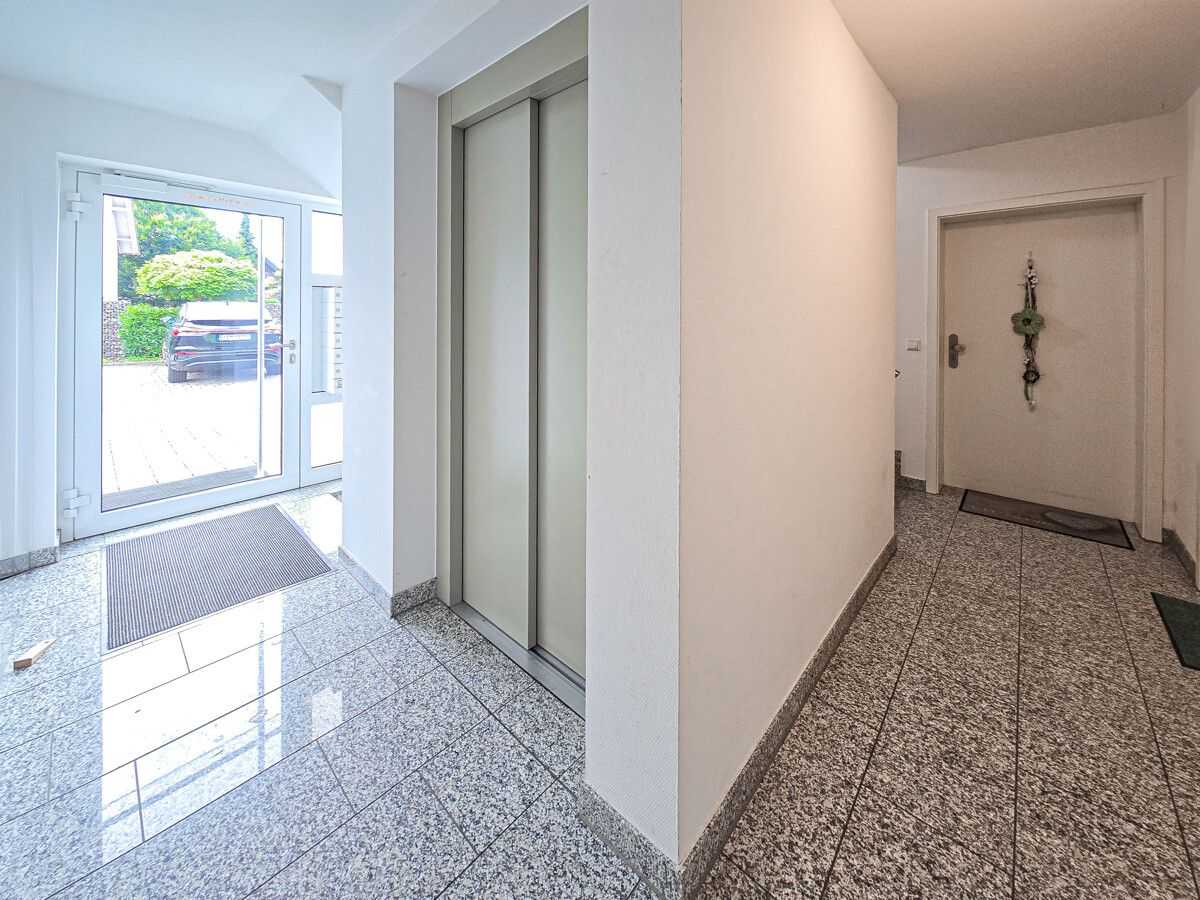 Entrée d'immeuble avec ascenseur