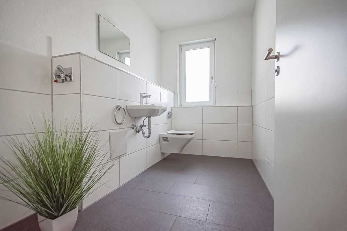 9 separate Toilette mit Waschmaschinenanschluß