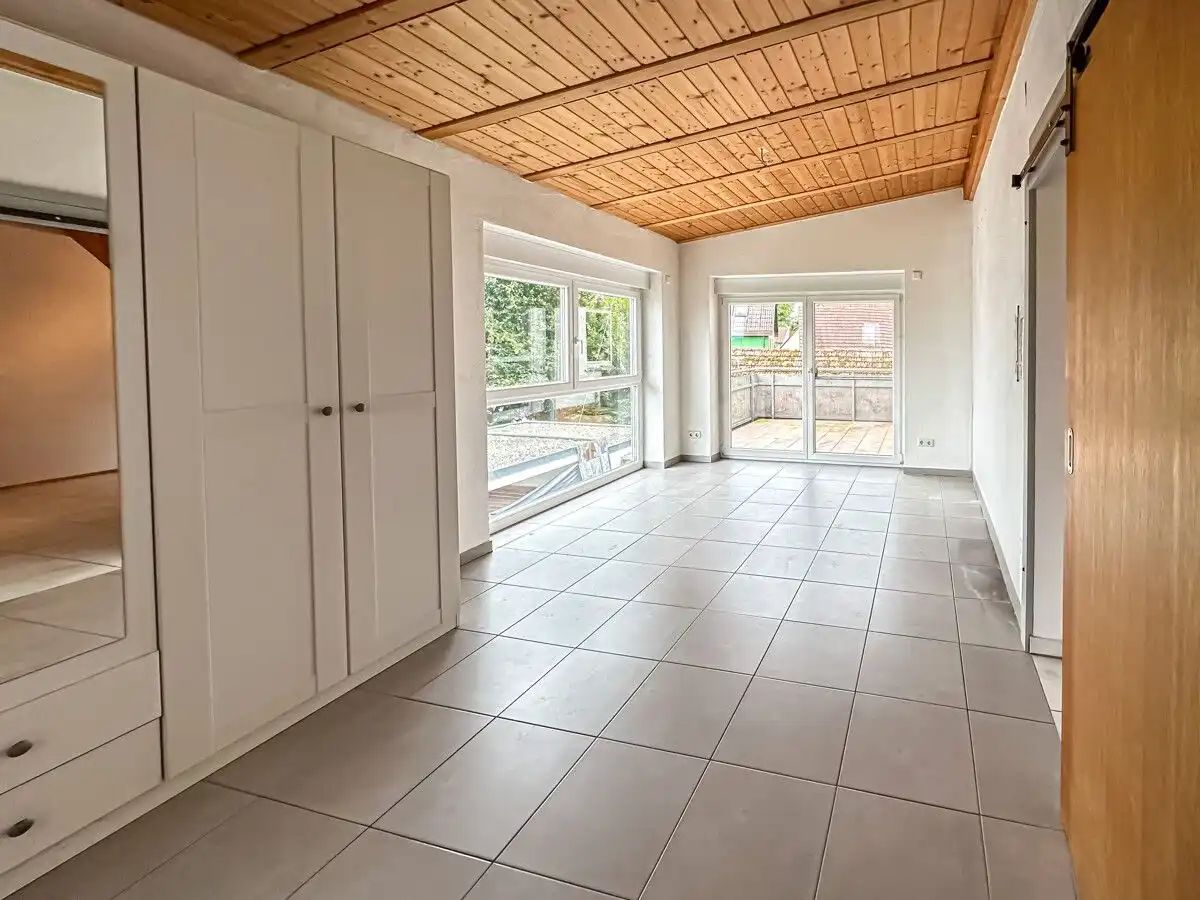 Bureau/ chambre d'amis avec sortie sur le balcon