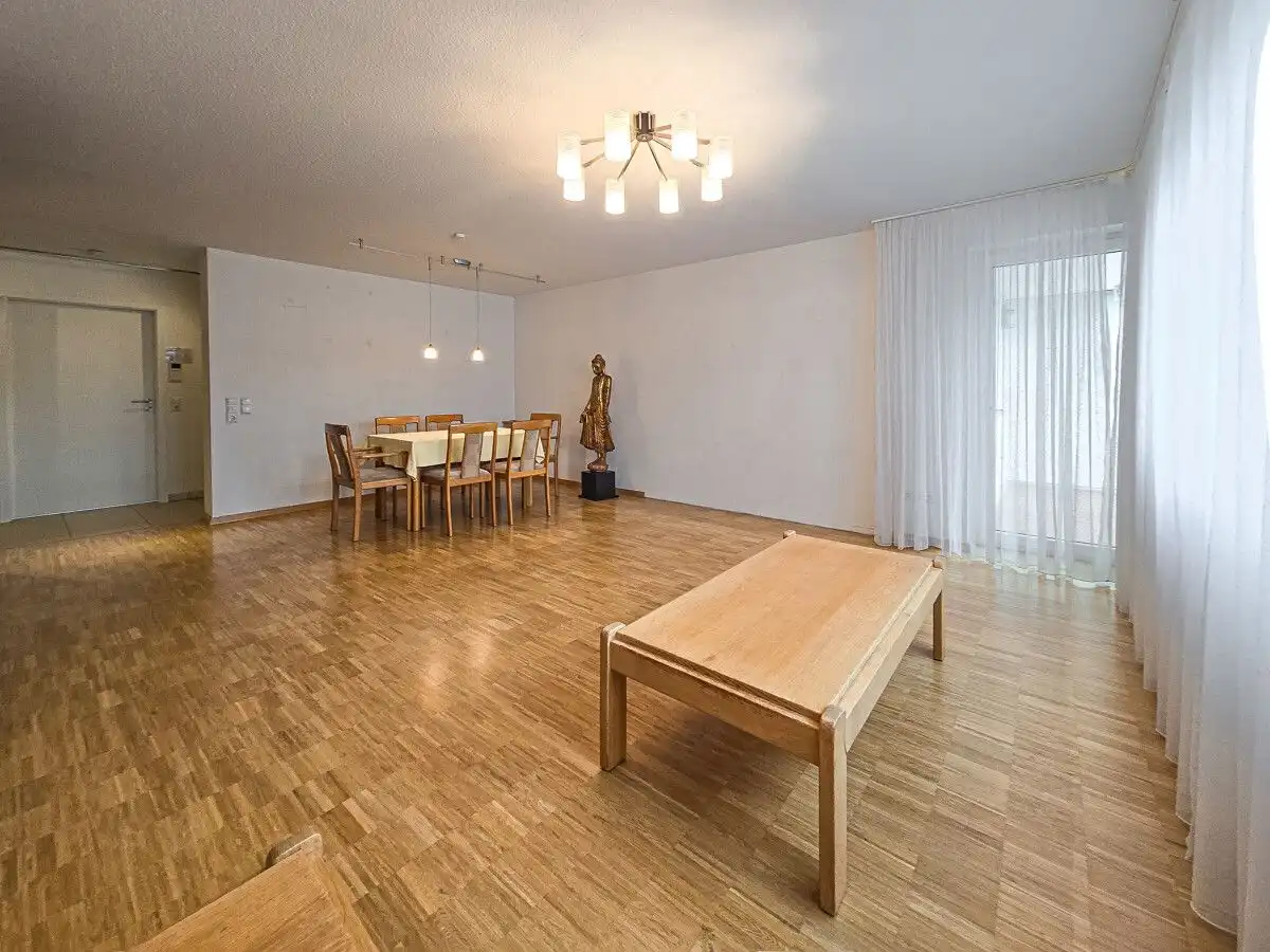 Wohnzimmer mit Ausgang zum Balkon