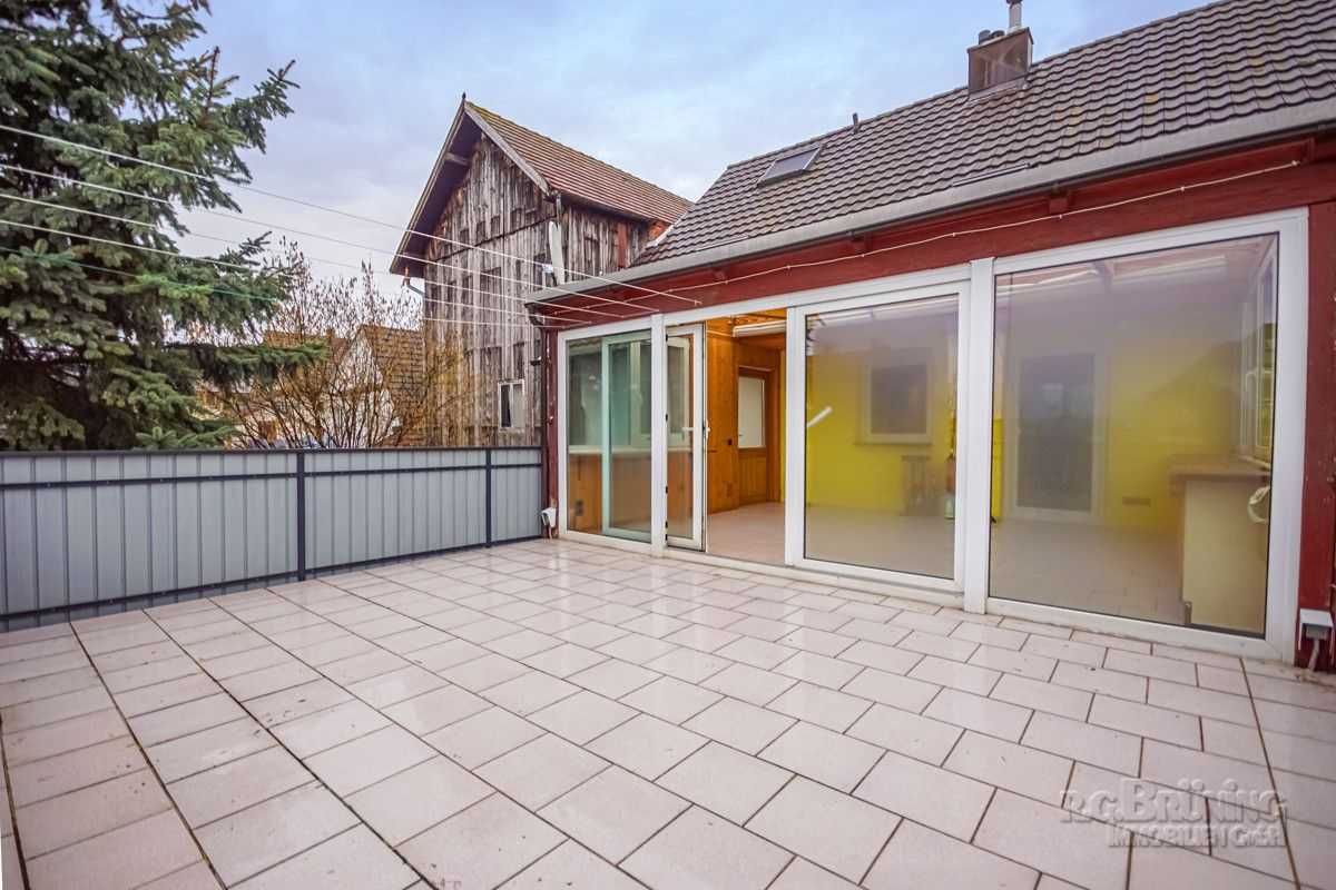 Terrasse partiellement couverte et sortie dans le jardin