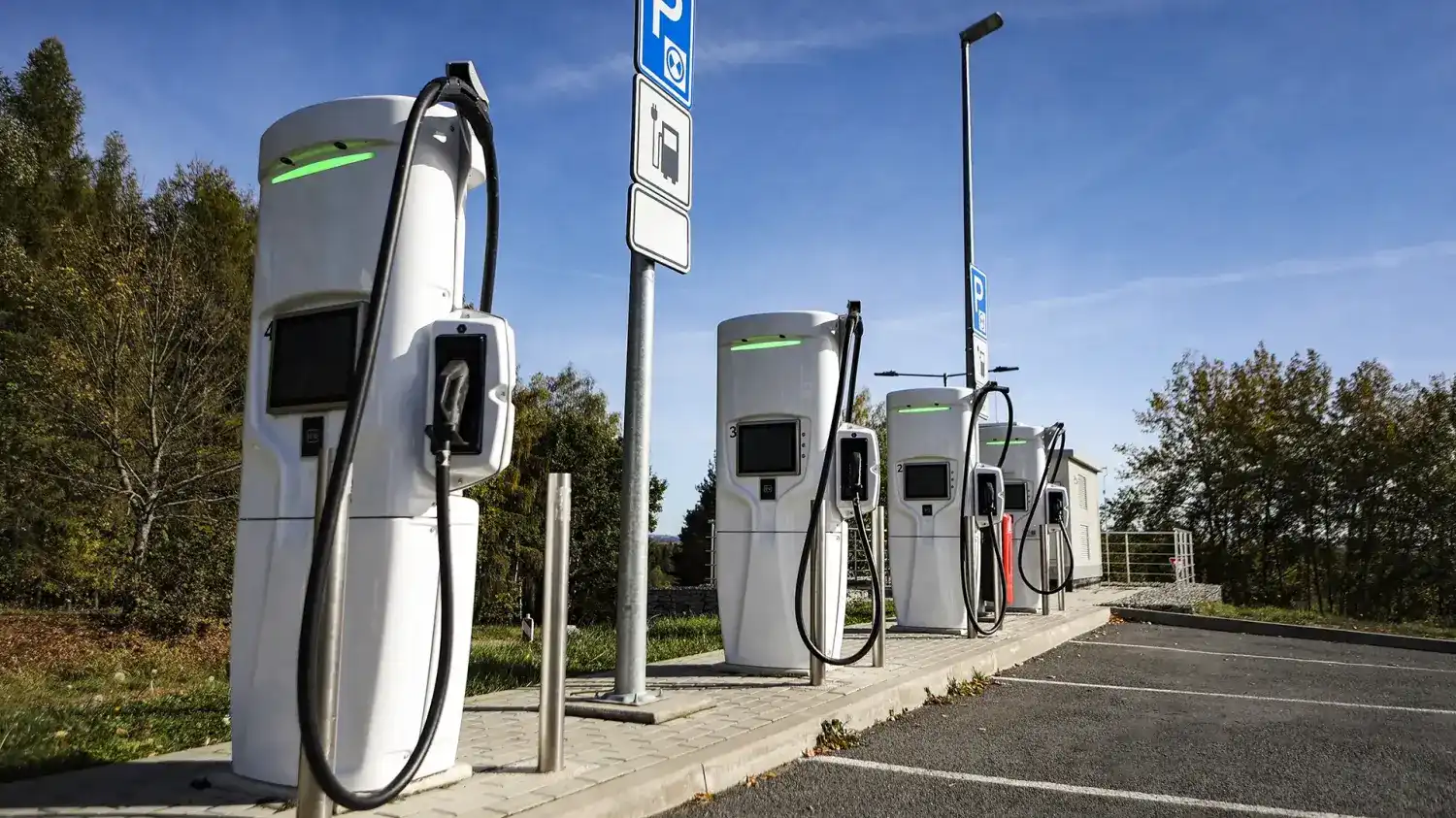 Pflicht zu E-Ladesäulen auf Parkplätzen