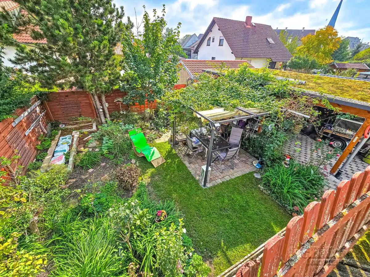 Blick vom Balkon in den Garten