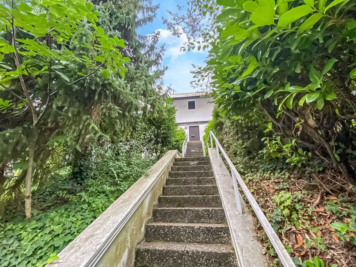 Montée vers l'immeuble