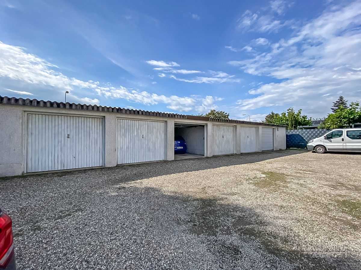 Garages dans la cour