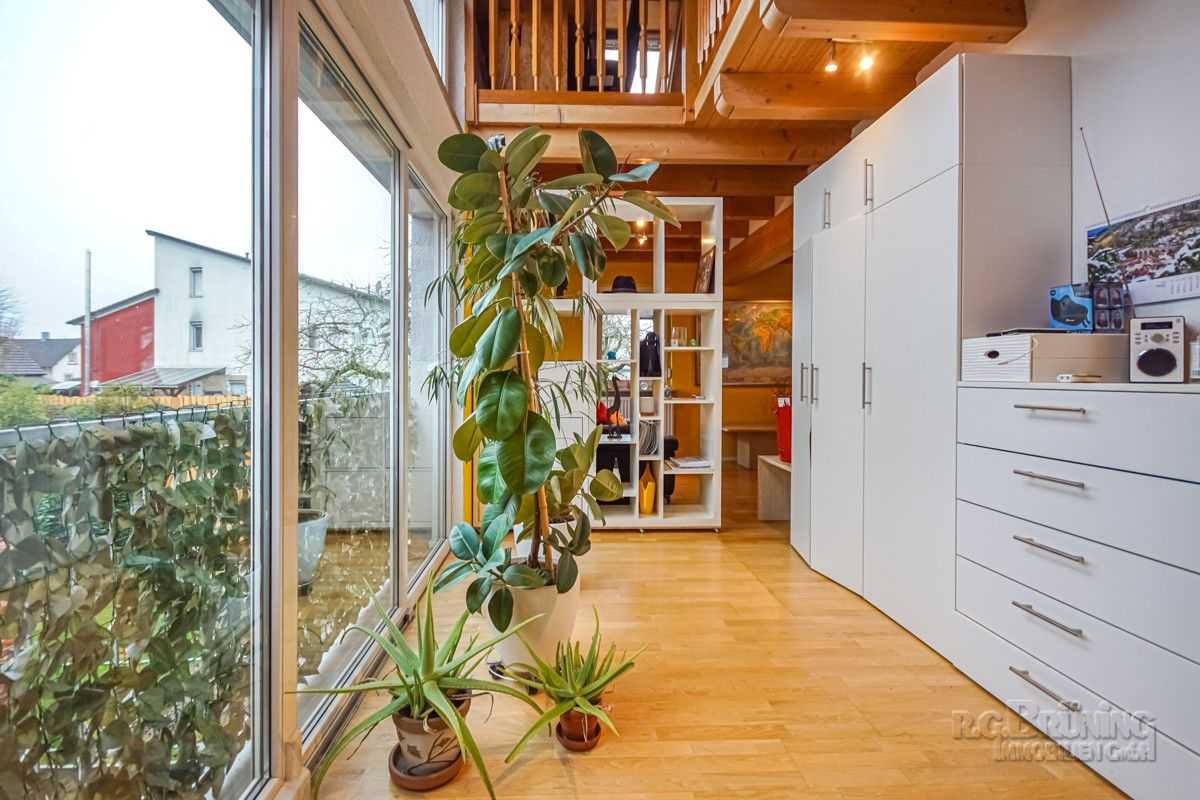 LOGEMENT 3: Entrée lumineuse à l'étage
