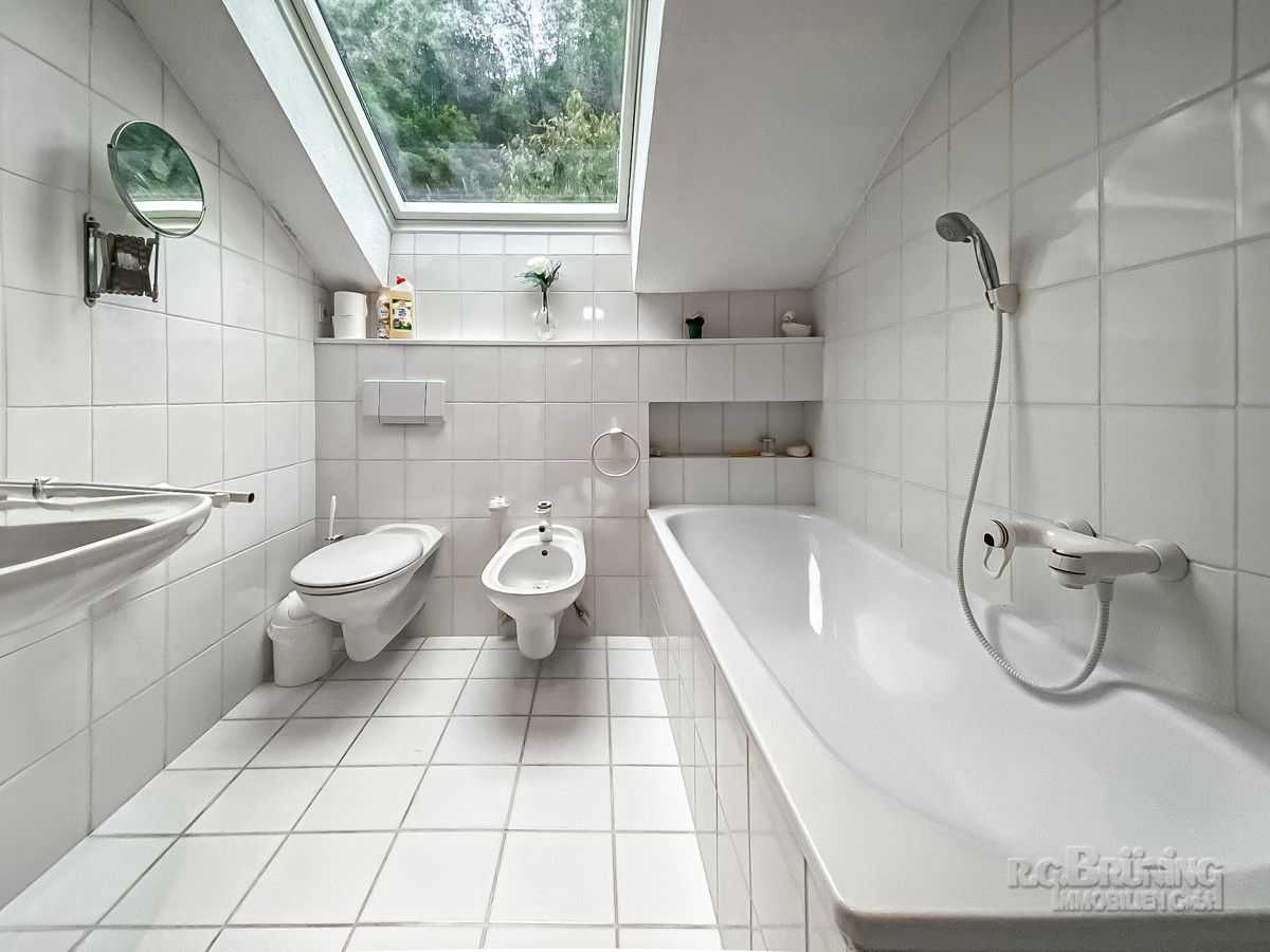 SDB avec baignoire à l'étage supérieur