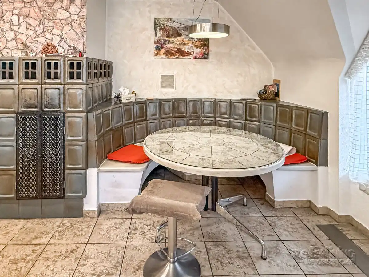 Sitzecke neben dem Kachelofen