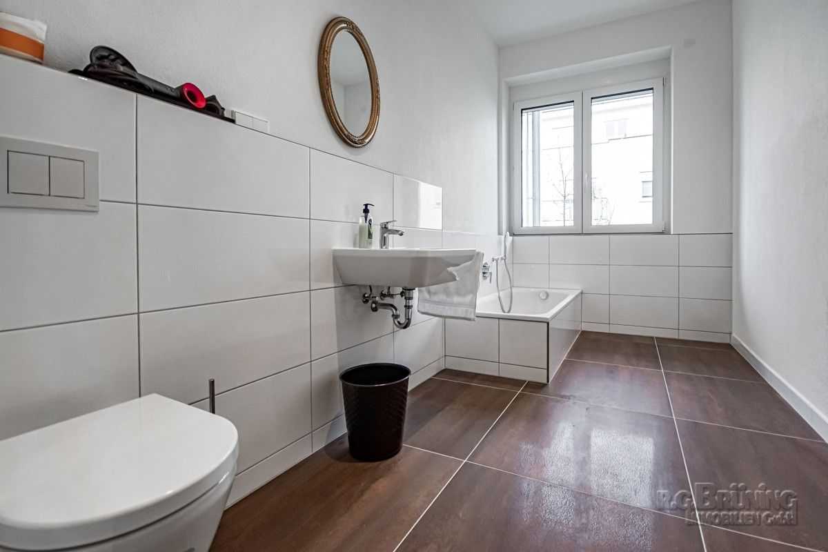 Salle de bains avec fenêtre