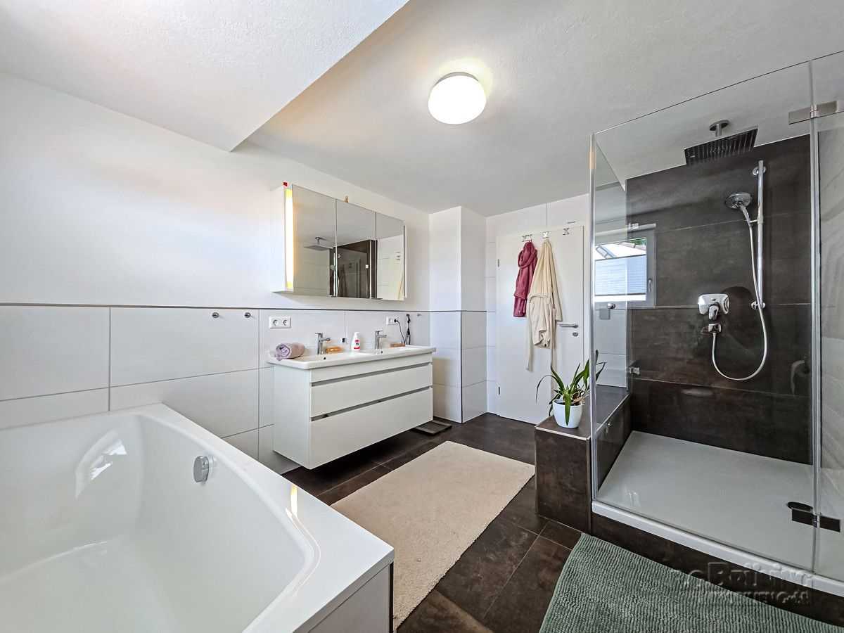 Salle de bains avec douche et baignoir
