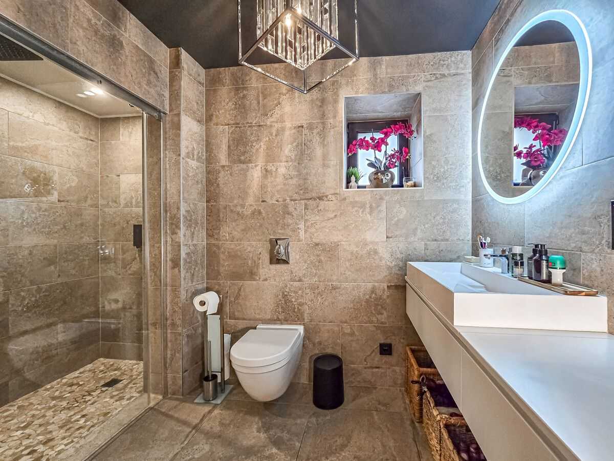 Badezimmer EG mit kleinem Fenster