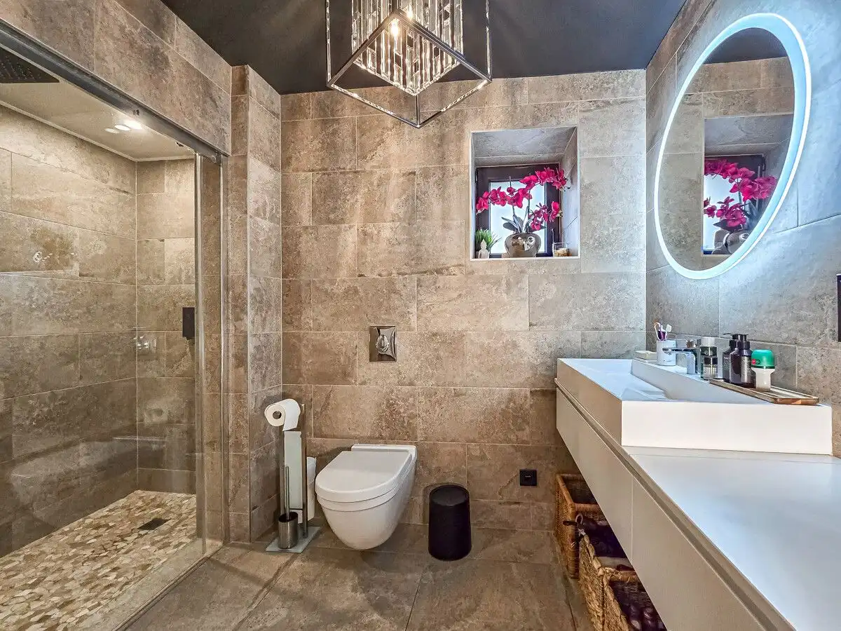 Salle de bains avec une petite fenêtre