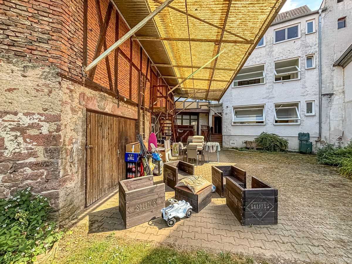 Innenhof mit Ökonomiegebäude