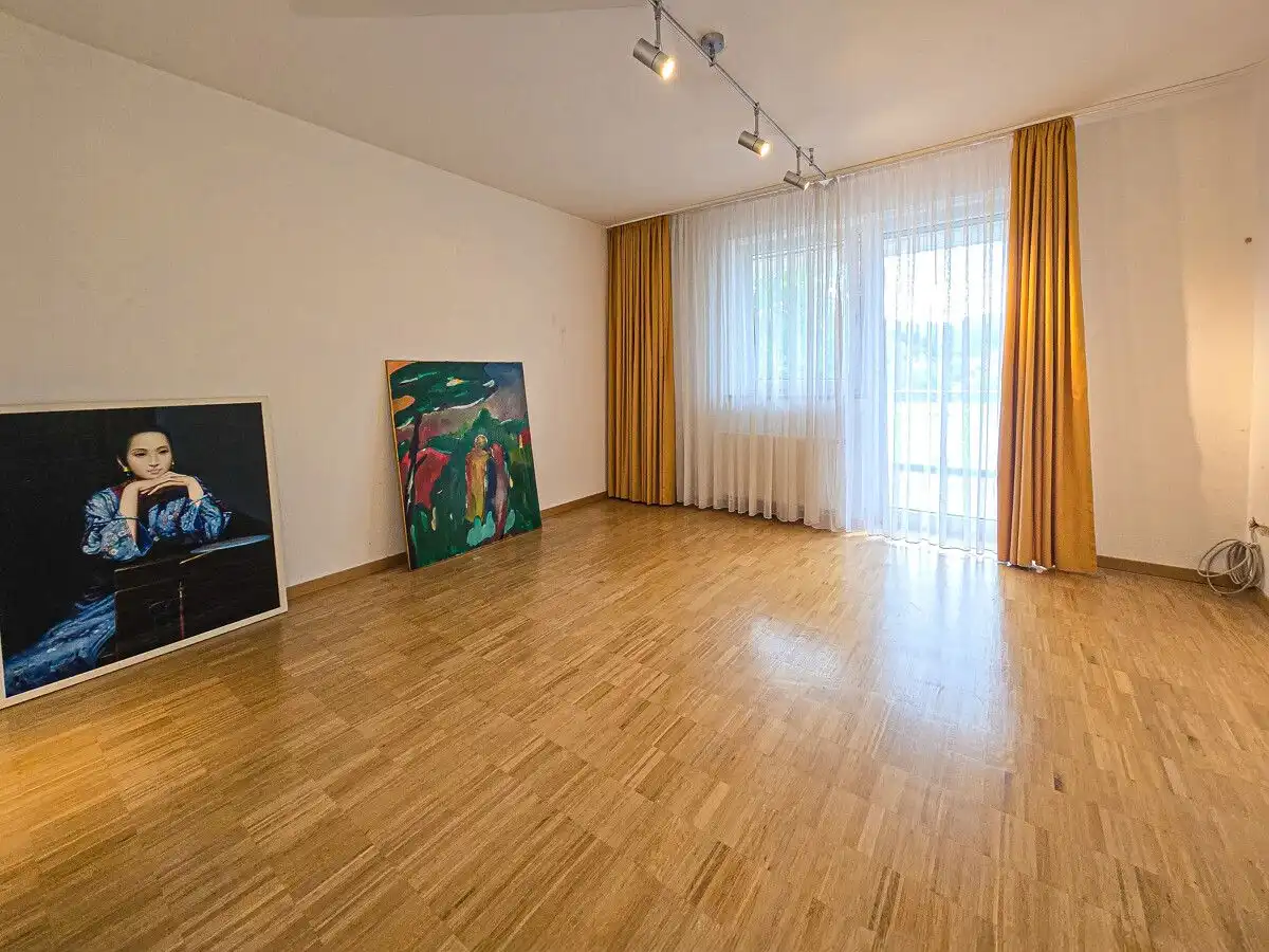 Schlafzimmer mit Ausgang auf den Balkon