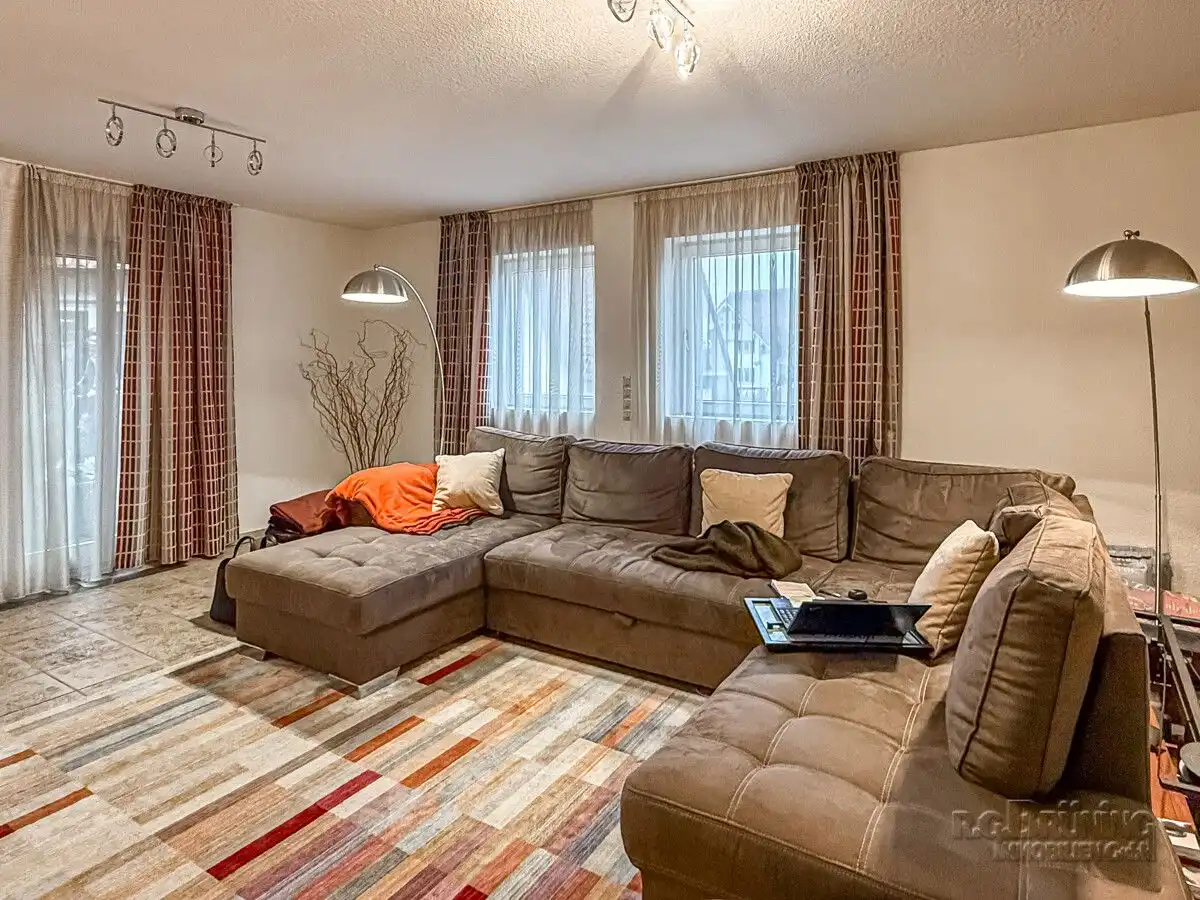 Wohnzimmer mit Zugang zur Terrasse 