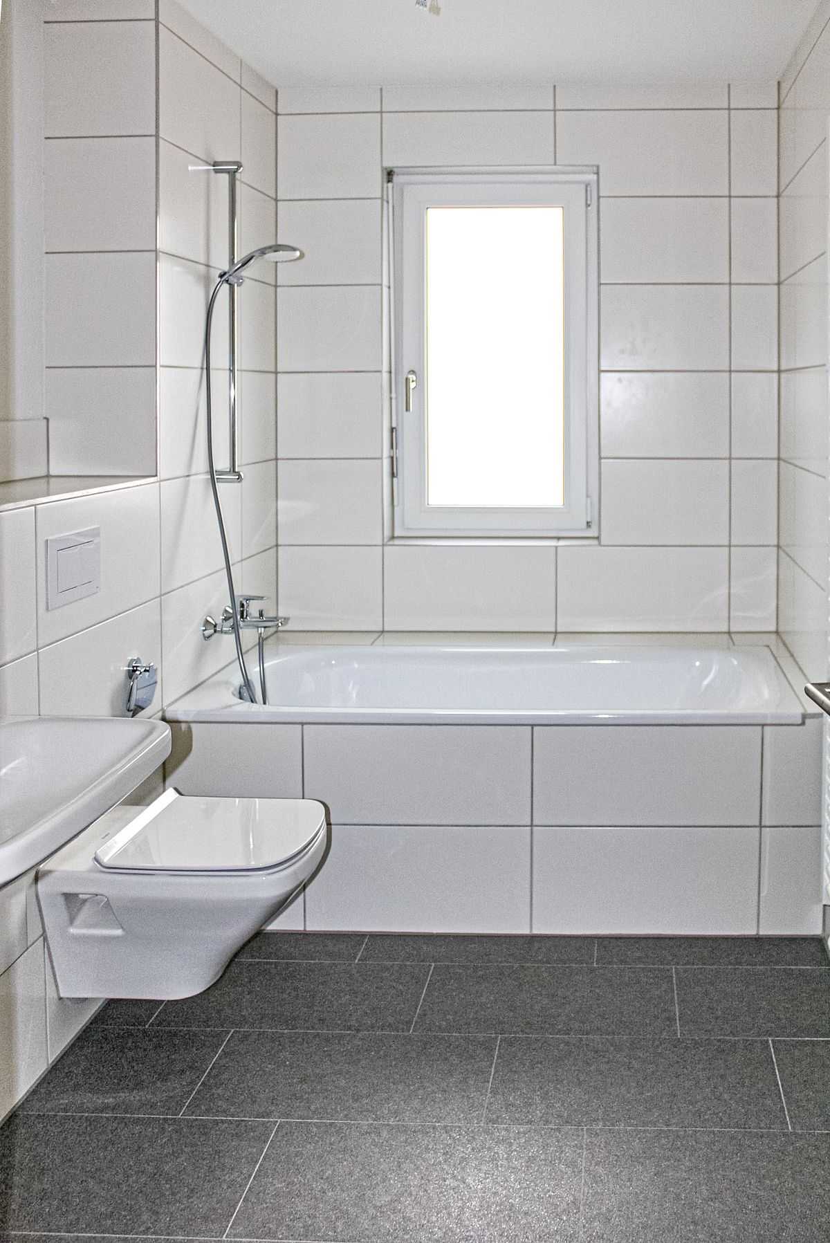 Tageslichtbad mit Wanne