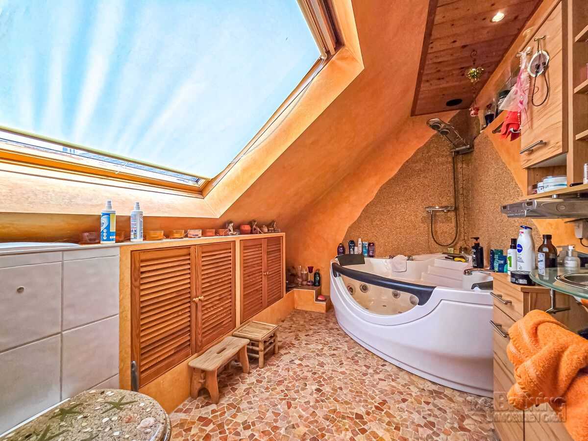Salle de bains avec jacuzzi
