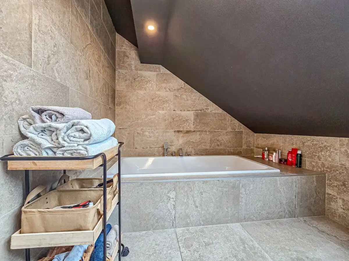 Salle de bains avec baignoire