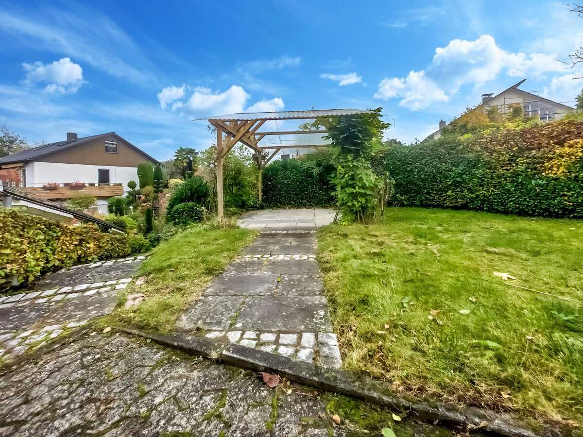 Vorgarten mit überdachtem Freisitz