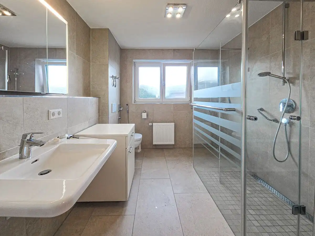 Salle d'eau moderne avec douche à l'italienne