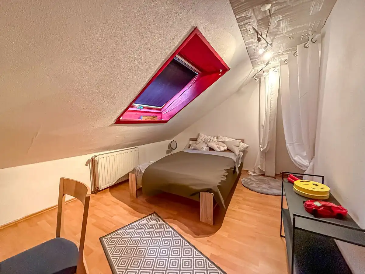 Chambre 2 mansardée dans les combles