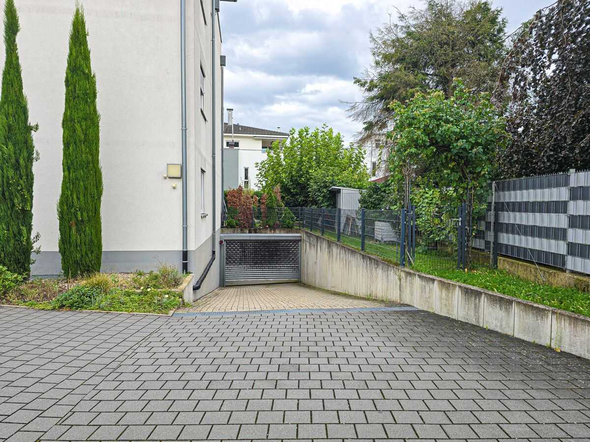Hof mit Stellplatz und TG-Einfahrt