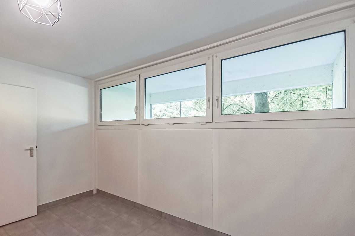 Küche mit großer Fensterfläche