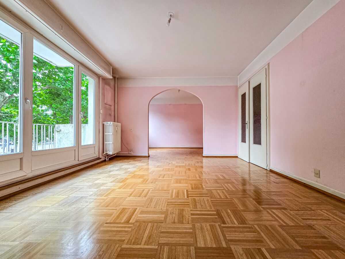 Lichtdurchflutetes Wohnzimmer mit Parkettboden